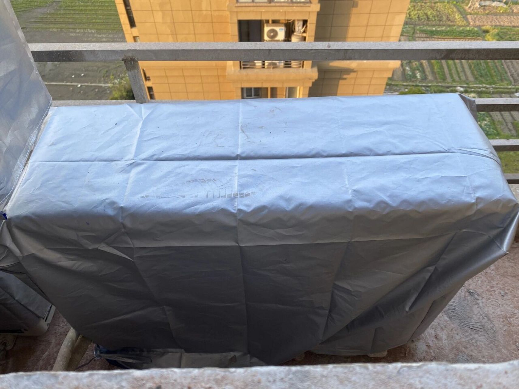 空调装好注意外机套下防尘罩 安装完空调后,千万要注意下是否需要给外