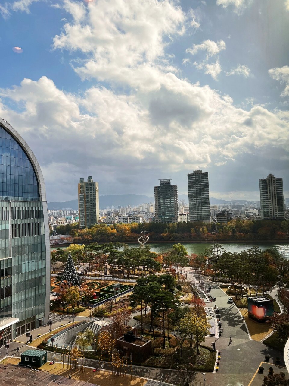 韩国9693首尔江南区-蚕室乐天塔 一直在变动的一幅画 刚刚晴日