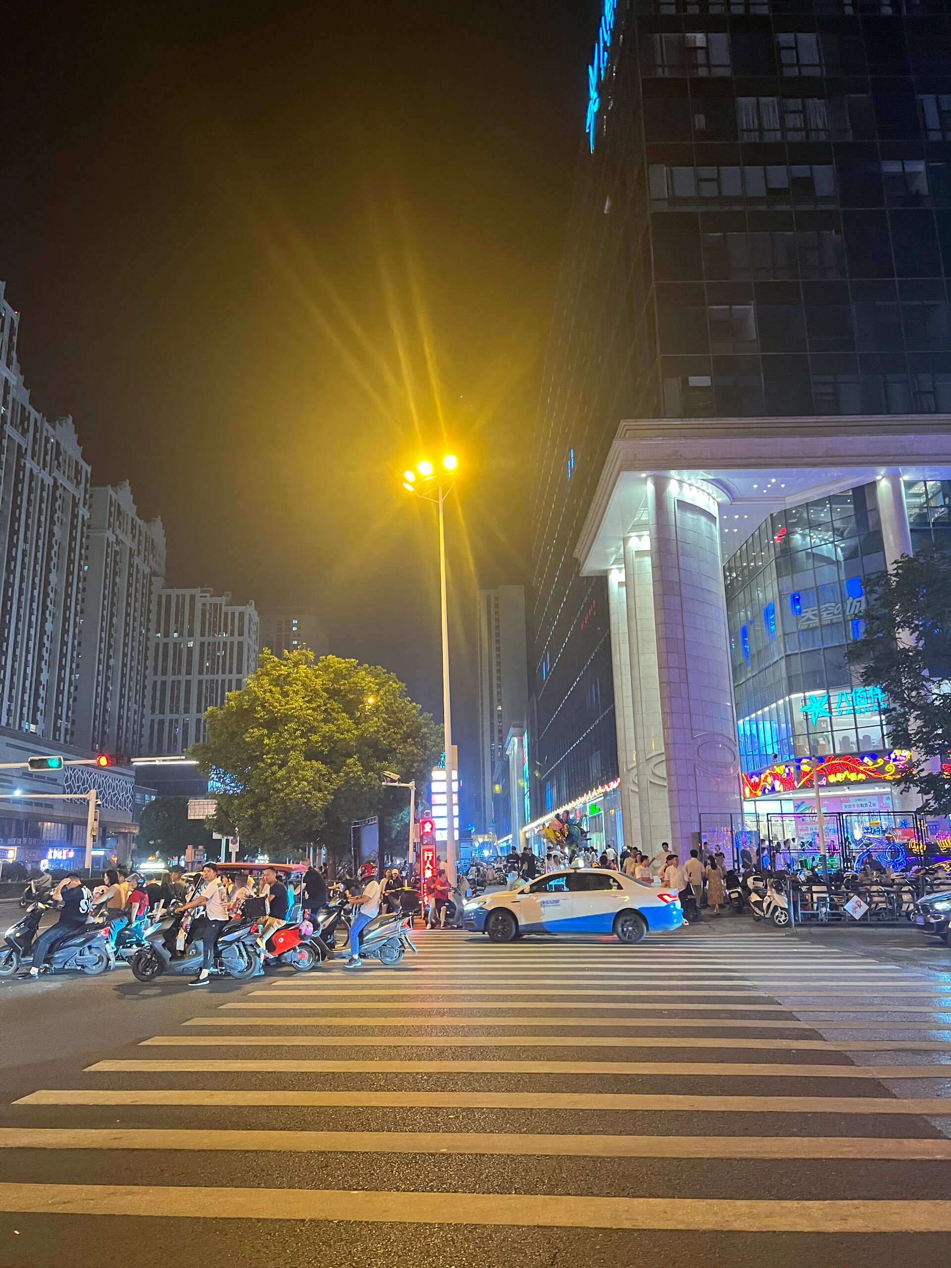 八佰伴新开了一家服装店,又增一批新衣服