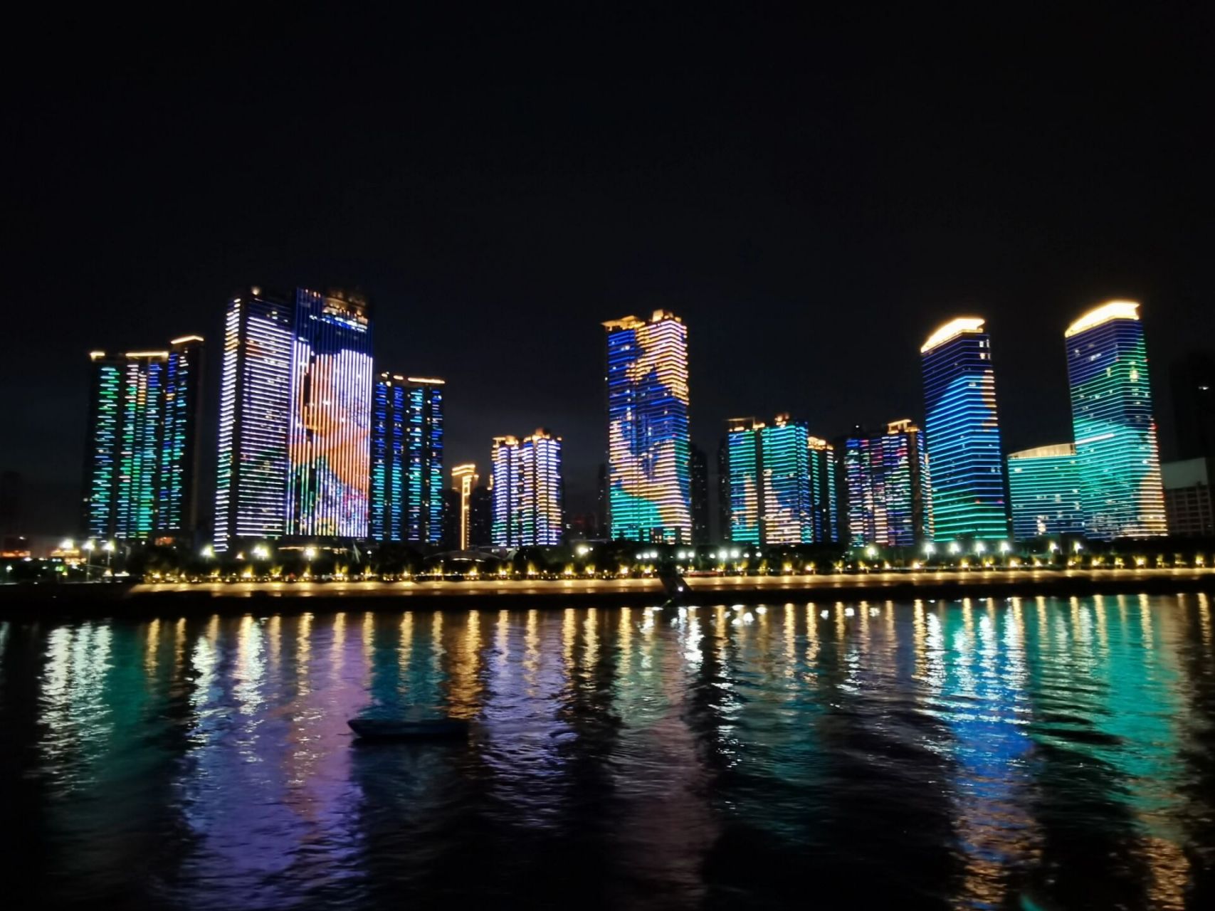 荣耀号游轮游玩攻略,让你值回票价 先来一句总结:表演和夜景都很赞