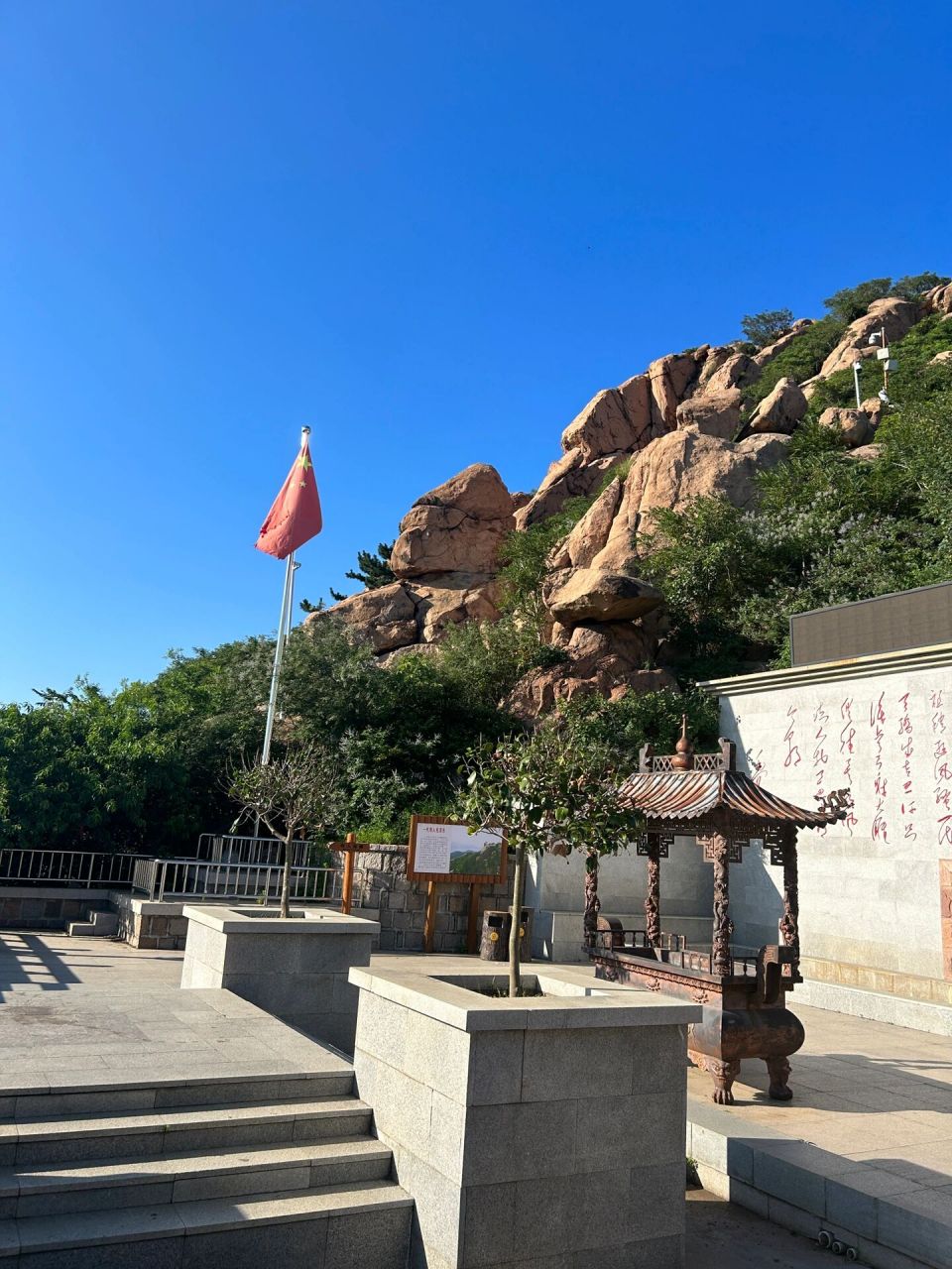 毛公山位于山东青岛城阳区西福镇 进山前需要扫码预约免费的门票.