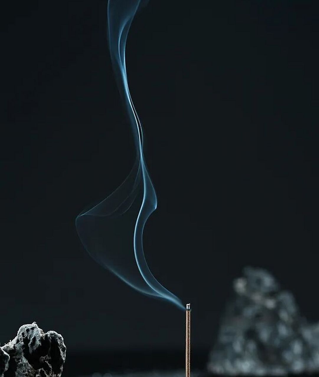 这大概是中国人才懂得意境吧 绵绵雨生打叶竹,香气飘飘入房檐, 	 心有