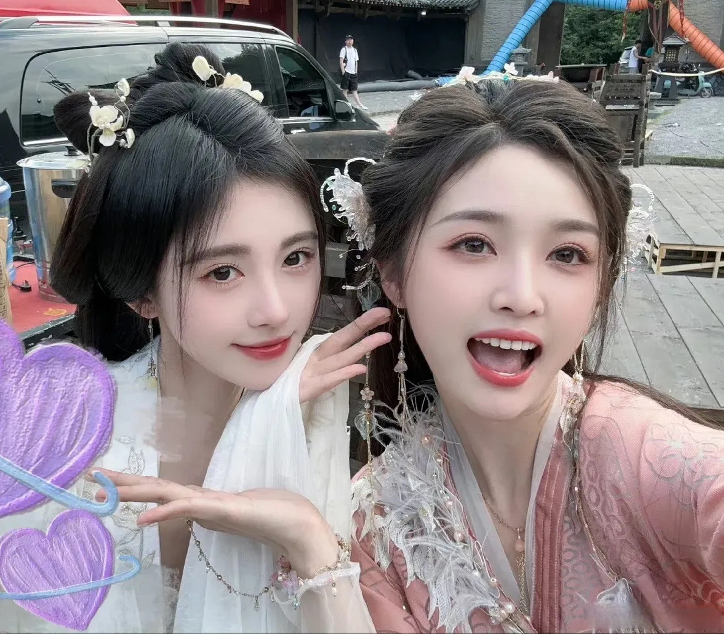 鞠婧祎和吴宣仪同框,两个小美女拍戏间隙相遇,四千年这回完胜