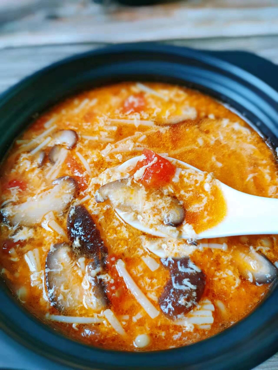 香菇洗干净切成片,金针菇切成段,西红柿去皮切成丁.