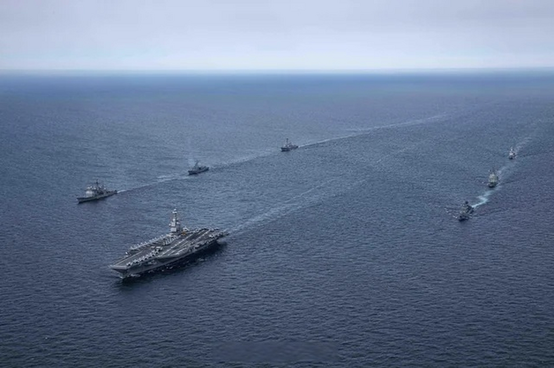 趣聊军事圈# 航行中的福特号航母战斗群.