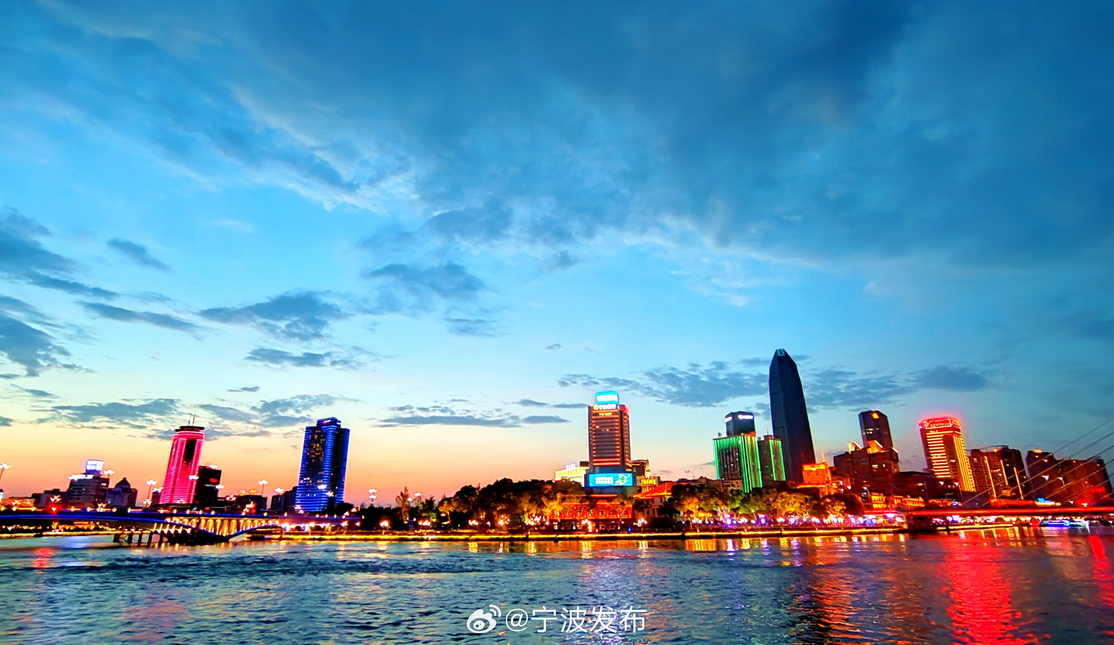 【夕阳下的三江口美不胜收】#美丽宁波# 拍摄:宁波发布特约摄影师 水