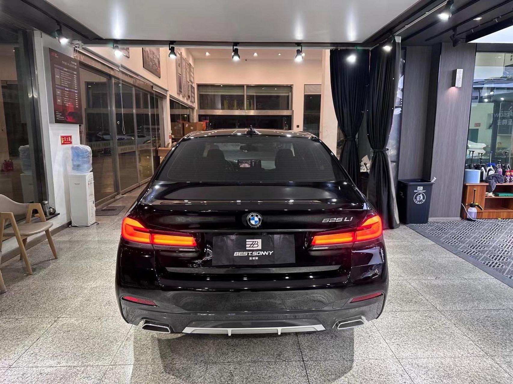 宝马五系亮黑车衣.