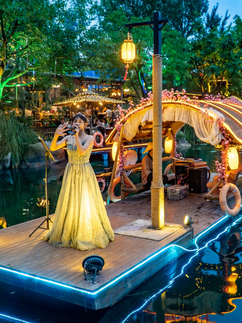 万人吃火锅观歌舞,仙境同游成都玛歌庄园 9599玛歌庄园,位于成都