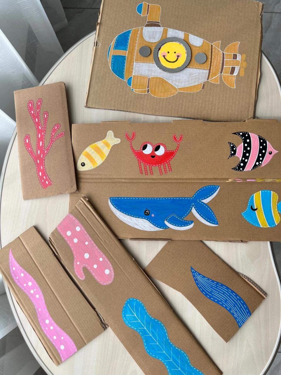 美工刀沿轮廓裁出 反面贴上竹签粘贴组合 #幼儿园手工作业# #手工diy