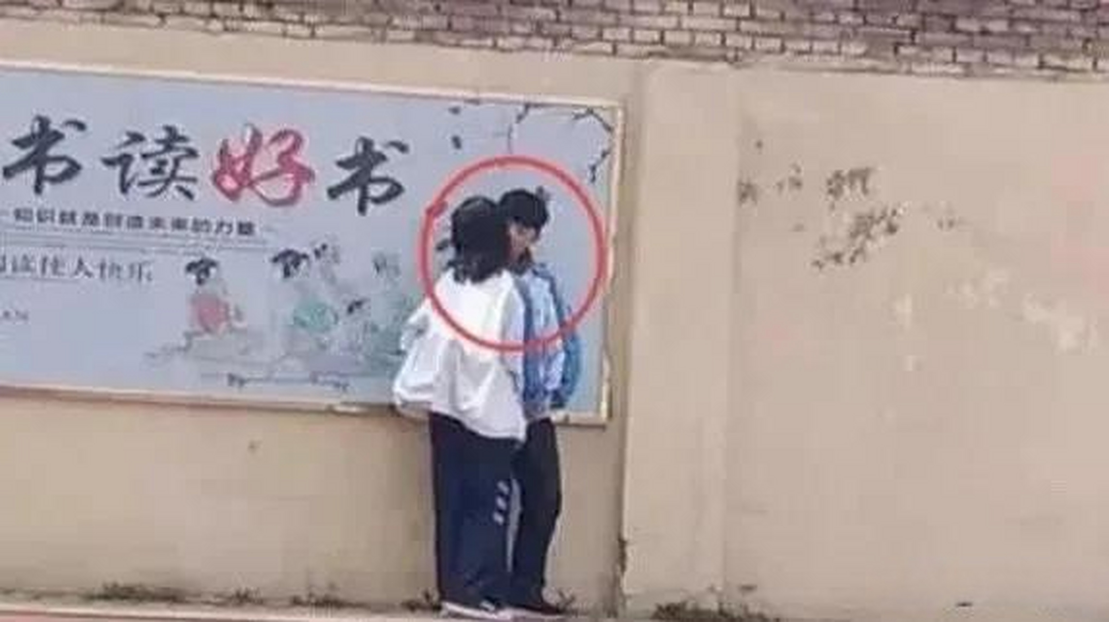初中生半夜进入女寝,次日14岁少女小便失禁,校长还对女孩大打出手