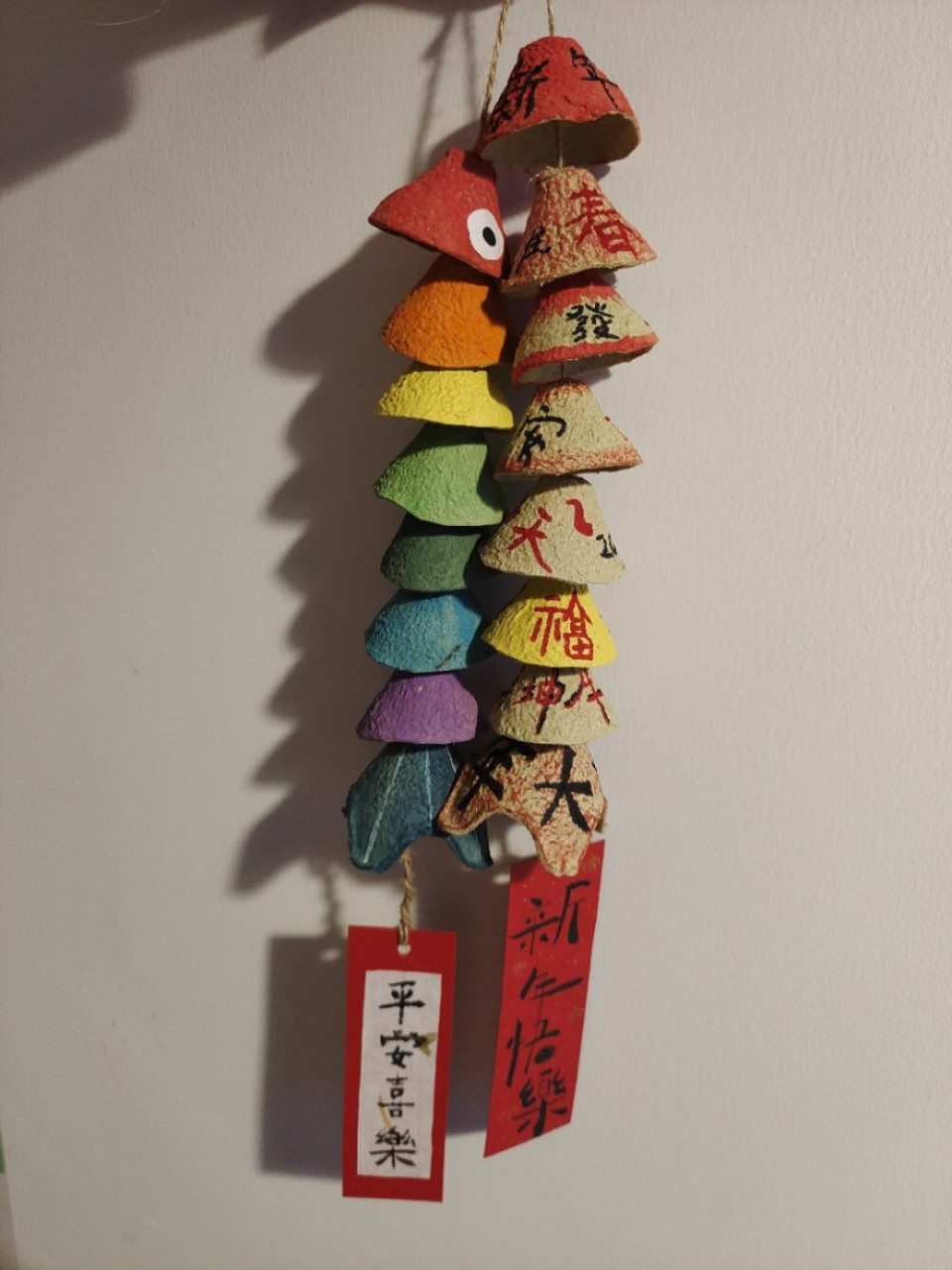 节日氛围|鸡蛋托手工diy新年风铃挂饰 家里攒了很多鸡蛋托,这下知道