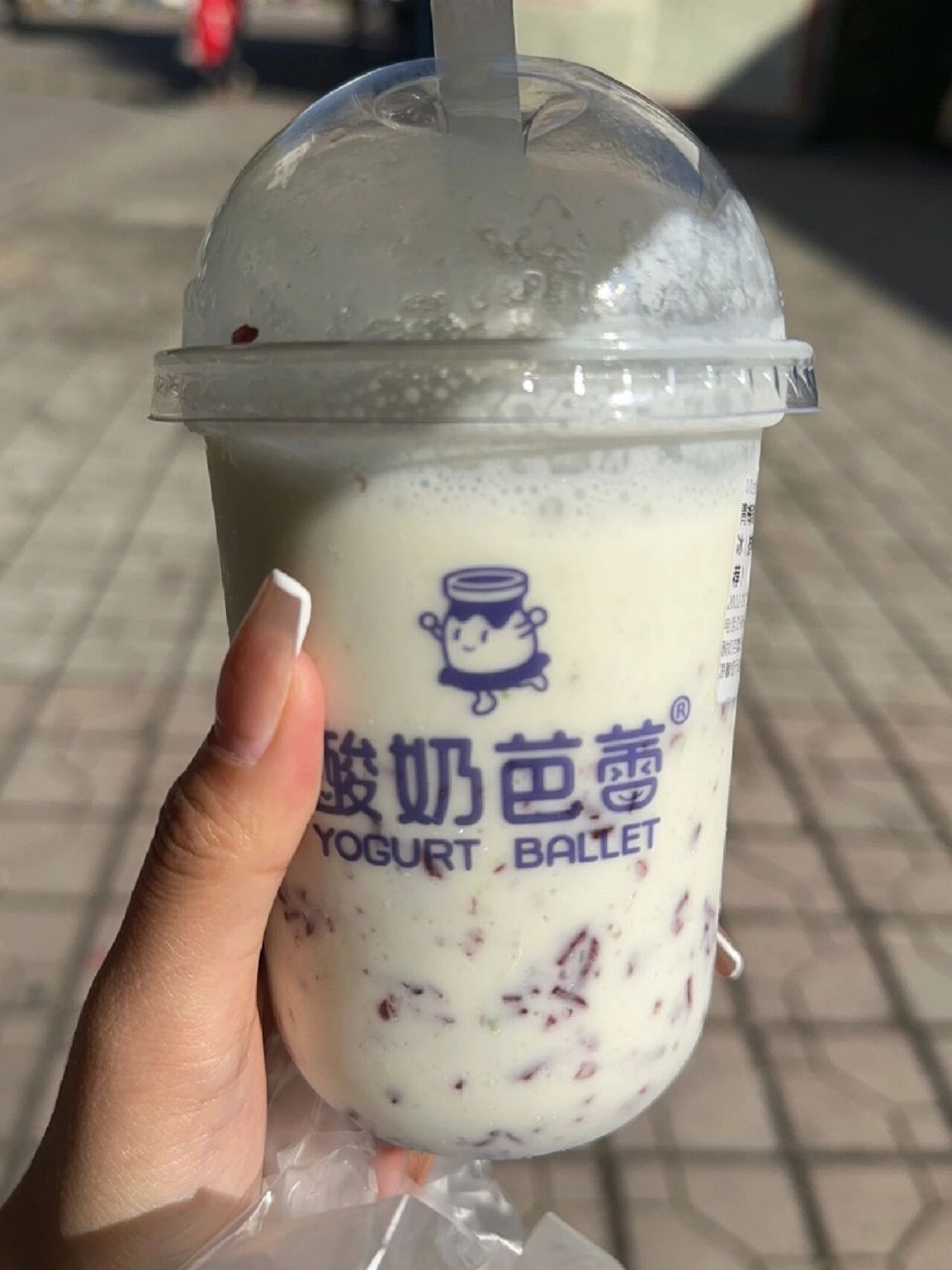 就比如酸奶紫米露,酸奶芭蕾,鲜疯,莓超疯这些奶茶店,她们竟然一个不