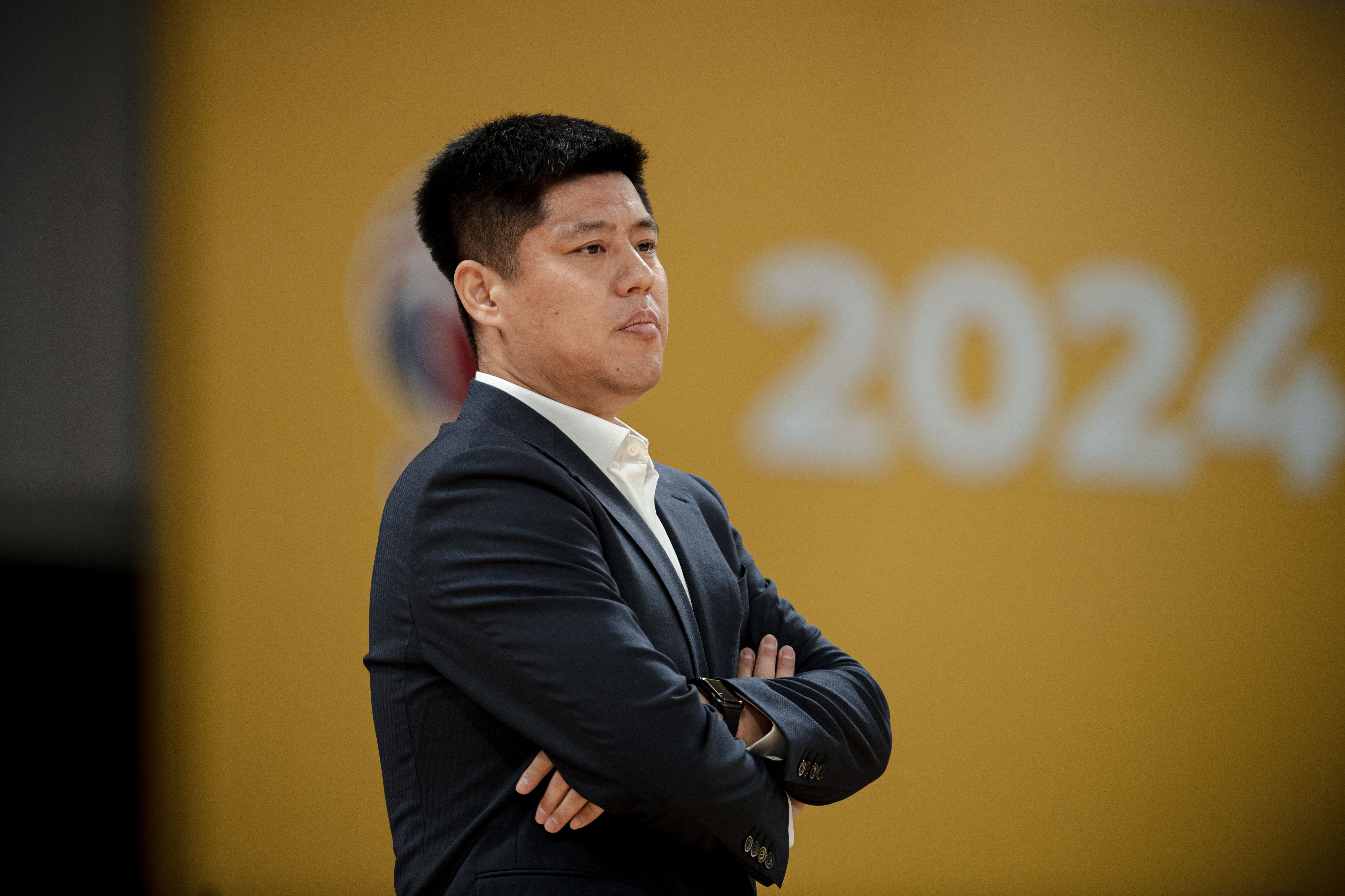 场面激烈：双方攻防对抗让比赛紧张刺激！