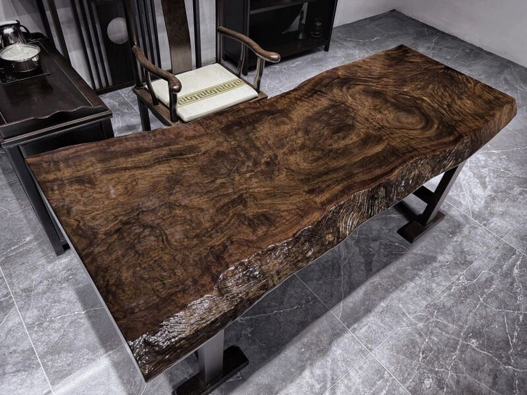 这张黑檀原木大板桌的纹理,真帅 黑檀作为一种名贵木材,深受成功人士