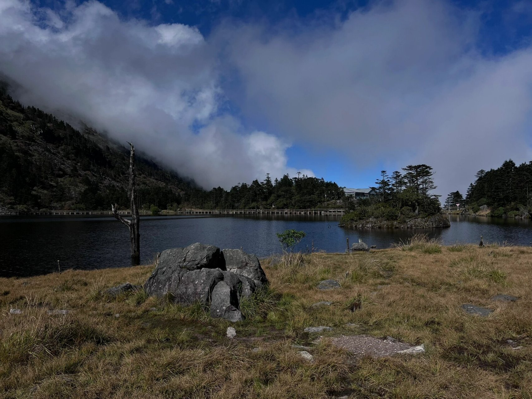 西昌螺髻山 之(山) 景区入口海拔2000米 缆车站海拔2200米 山顶黑龙潭