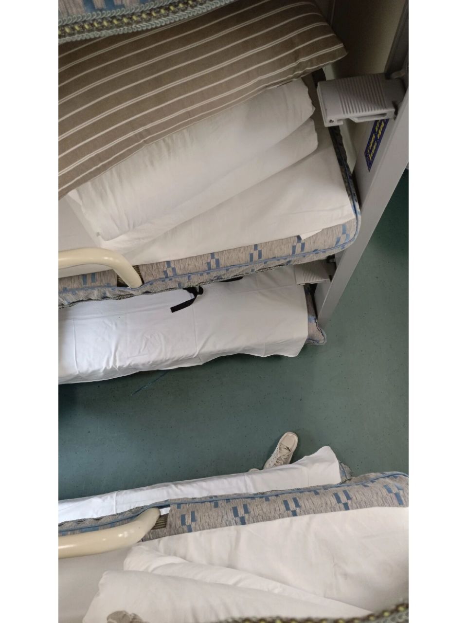 火车硬座上铺,该怎么下去啊 我好不容易爬上来,现在,下去更难了,全程