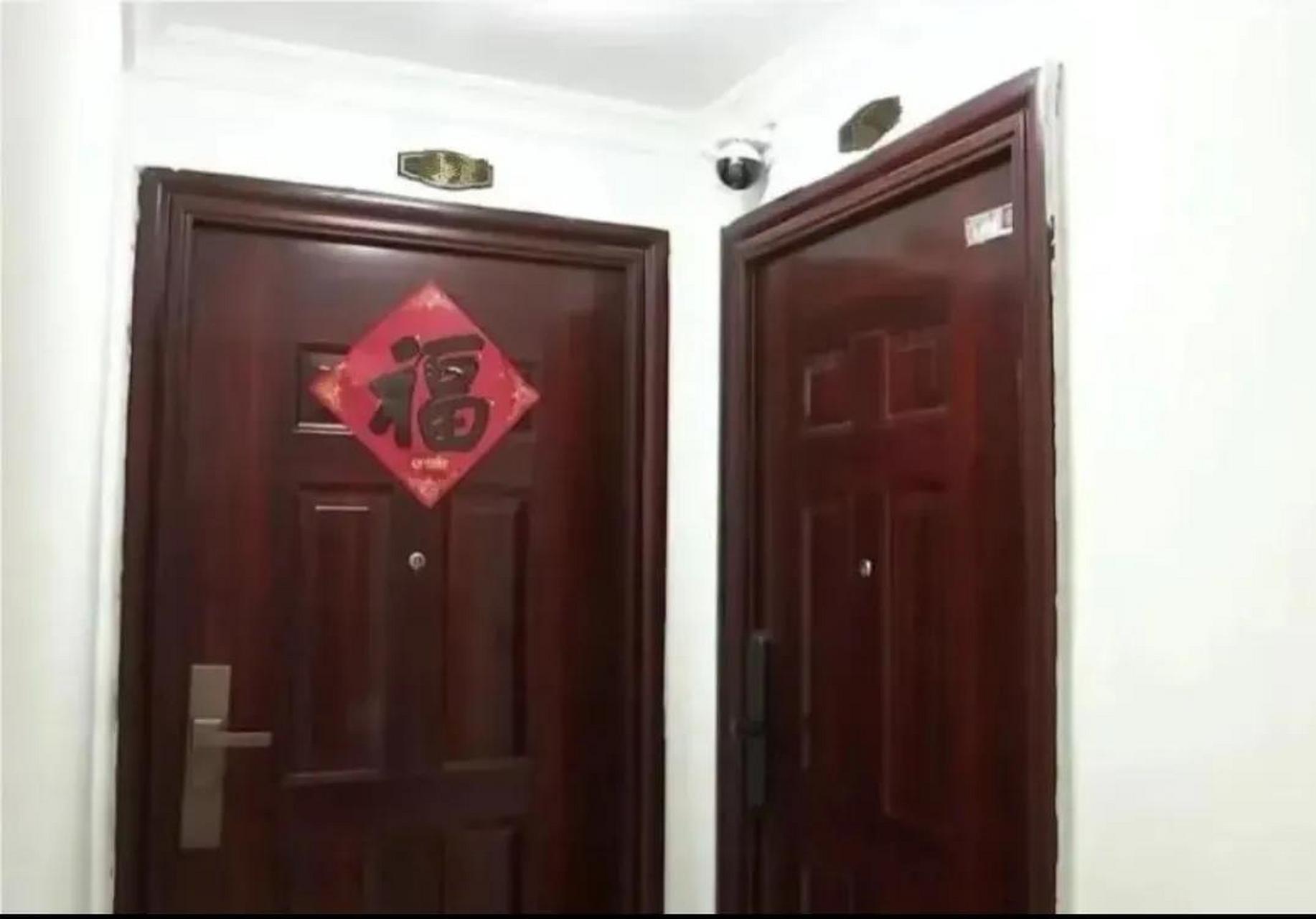 女邻居说要在防盗门外安个摄像头,问我是否介意.