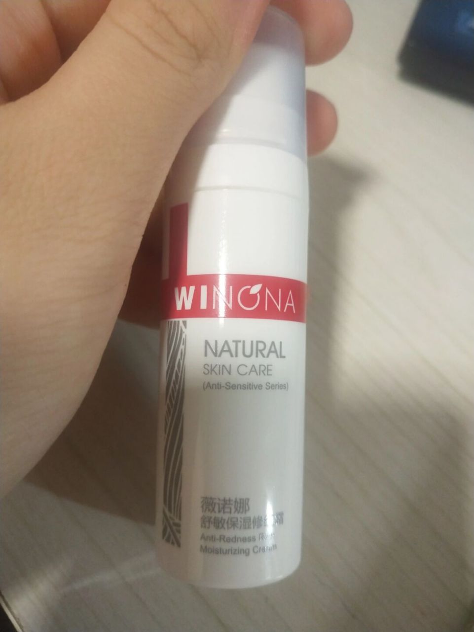 用了两次薇诺娜的修红霜,脸直接过敏,又红又痛,还起了小疙瘩,恨不得