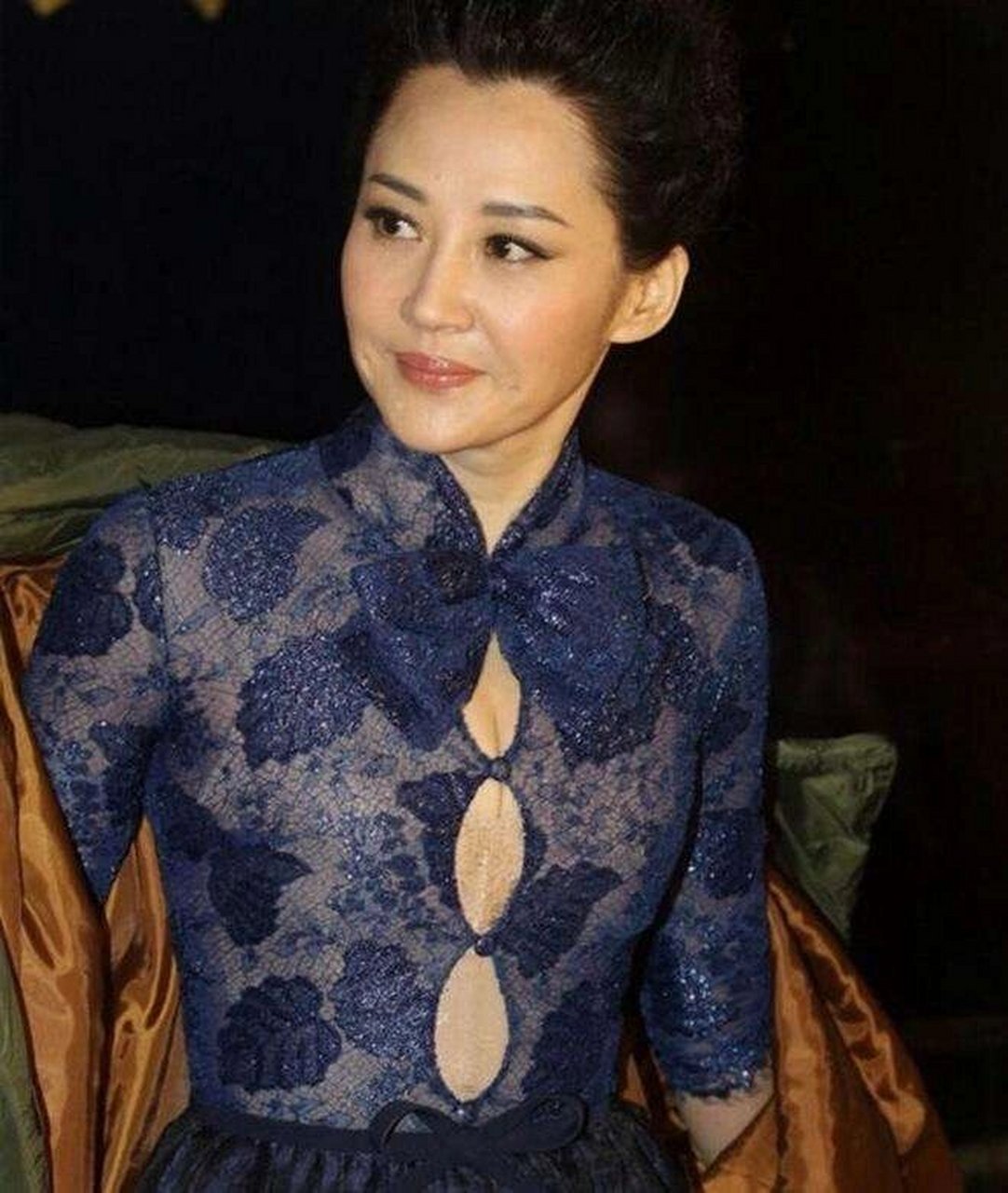 20岁许晴和现在的她,更喜欢哪个时代 据说,第一张照片是许晴20岁时,在