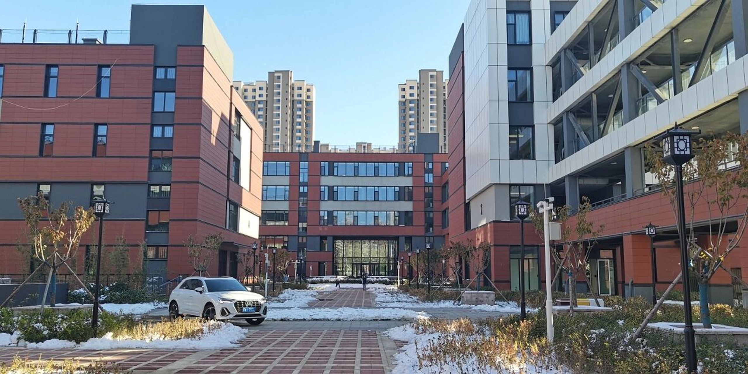 参观北京市建华实验亦庄学校 11月8日 参加了亦庄校区的科技节开幕式