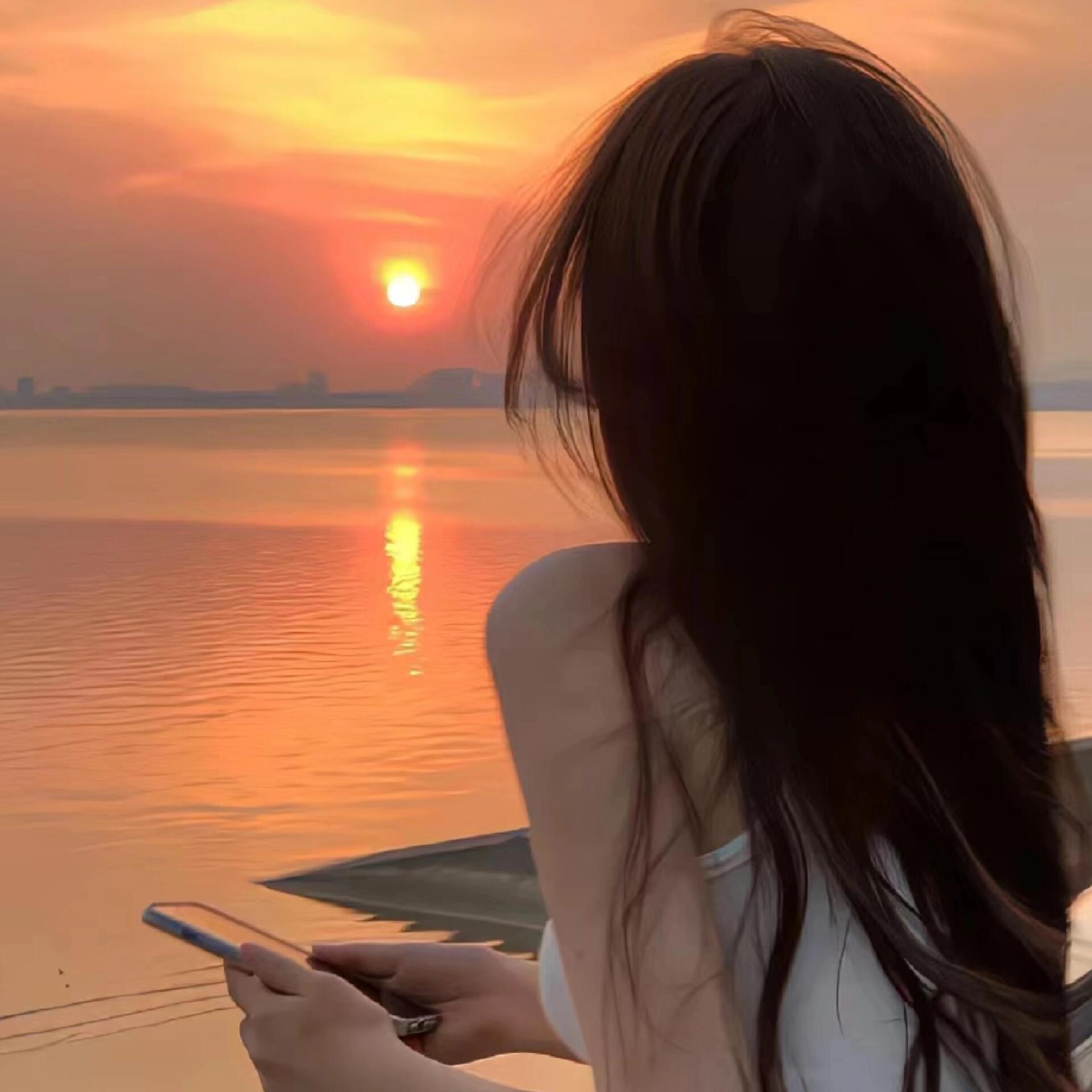 成熟女生背面头像