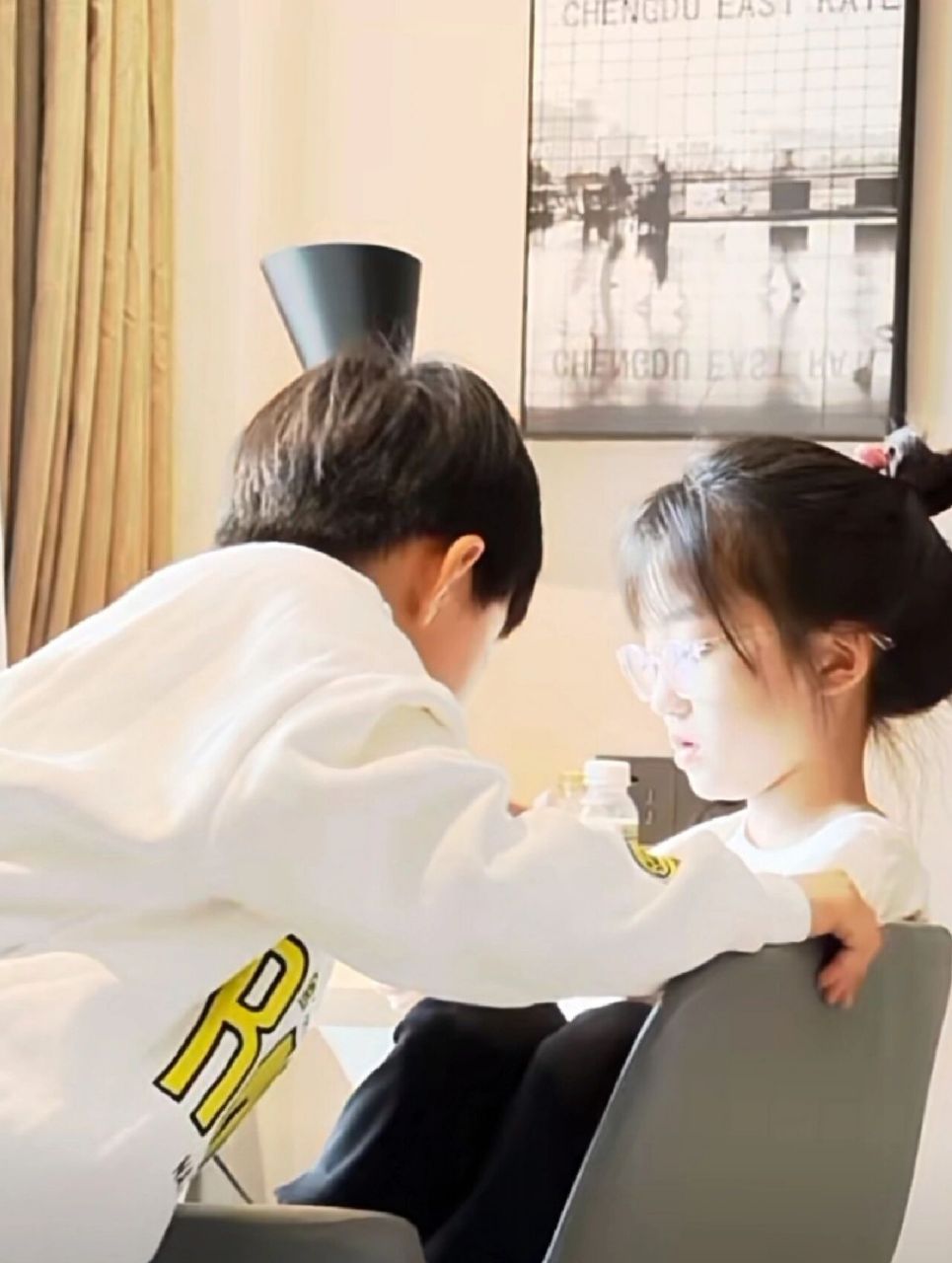 米小圈和李黎的续写情人节小片段! 是长大后啦!