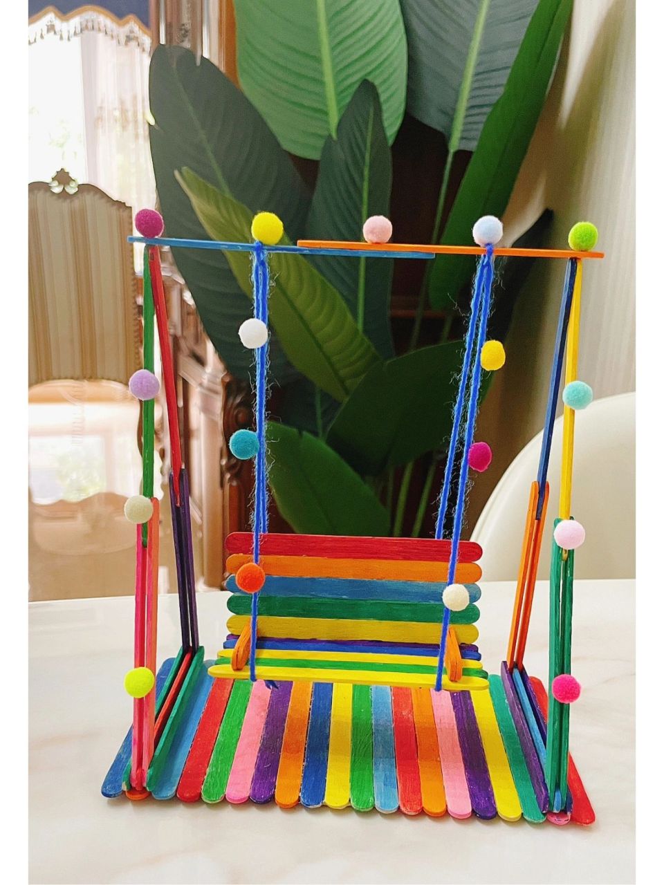 手工工艺品～彩虹秋千 材料:颜料,冰棍棒(共消耗58根棒子),胶水,刻刀