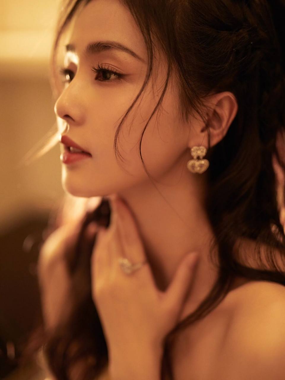 白鹿今日直播造型,身穿淡黄色抹胸长裙,明艳动人