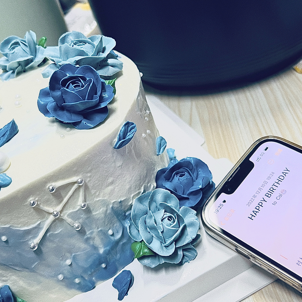 蓝玫瑰生日蛋糕 加上了射手座的标志,用了喜欢了蓝玫瑰当主题唯一美中