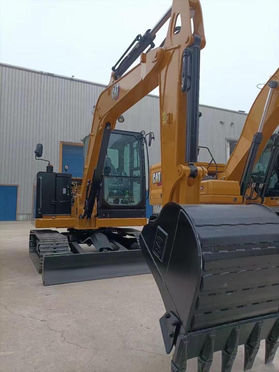 卡特国四305.5挖机  1. 165升大油箱,一周不用加油! 2.