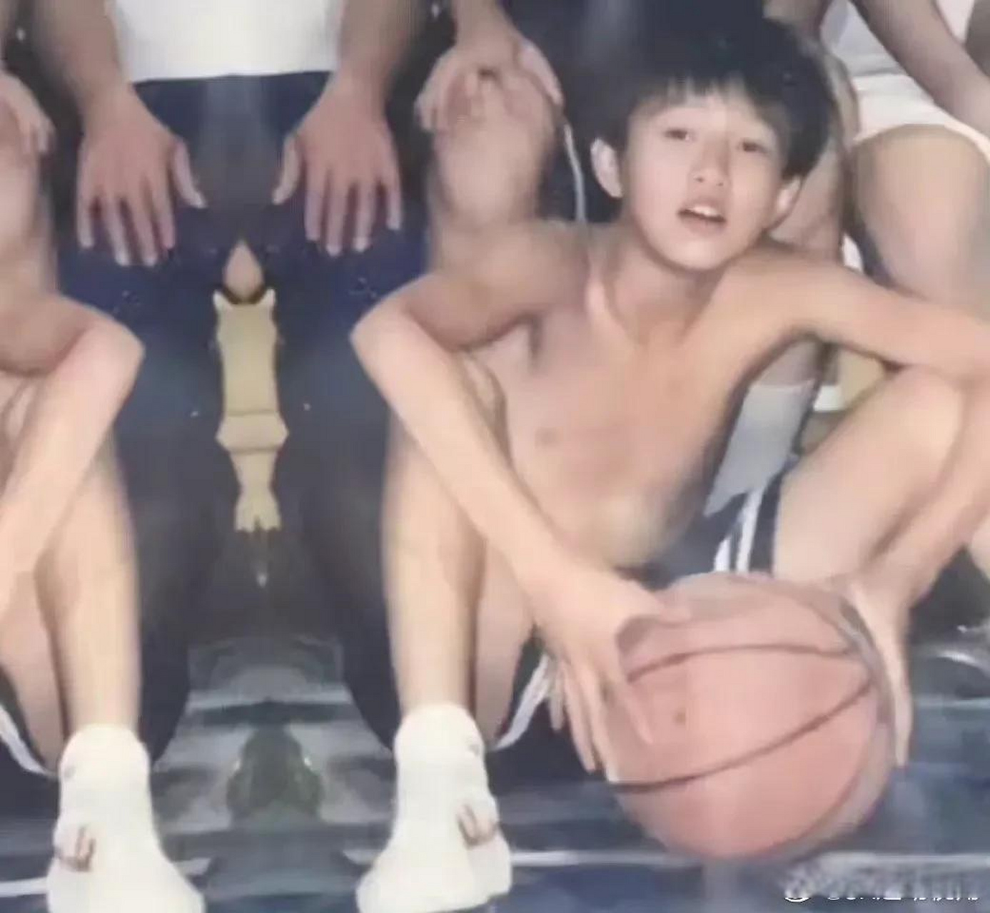 郭艾伦小时候,这也是一个从小热爱篮球的人,热爱一样东西,就要去好好