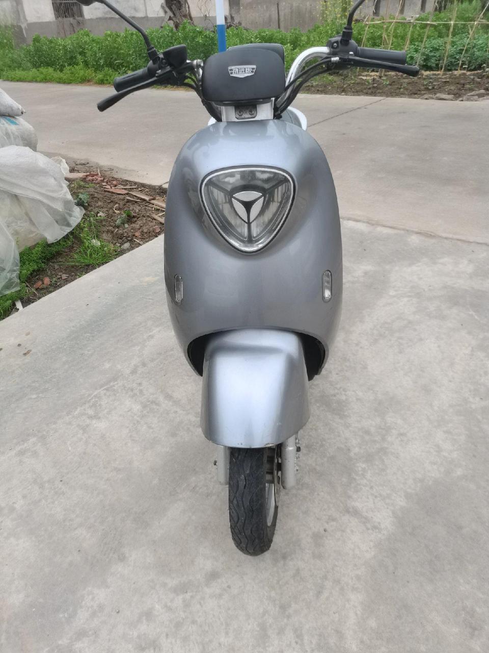 雅迪m6电动车买了一年多五块电池,电池换了一个月能跑五十公里现在