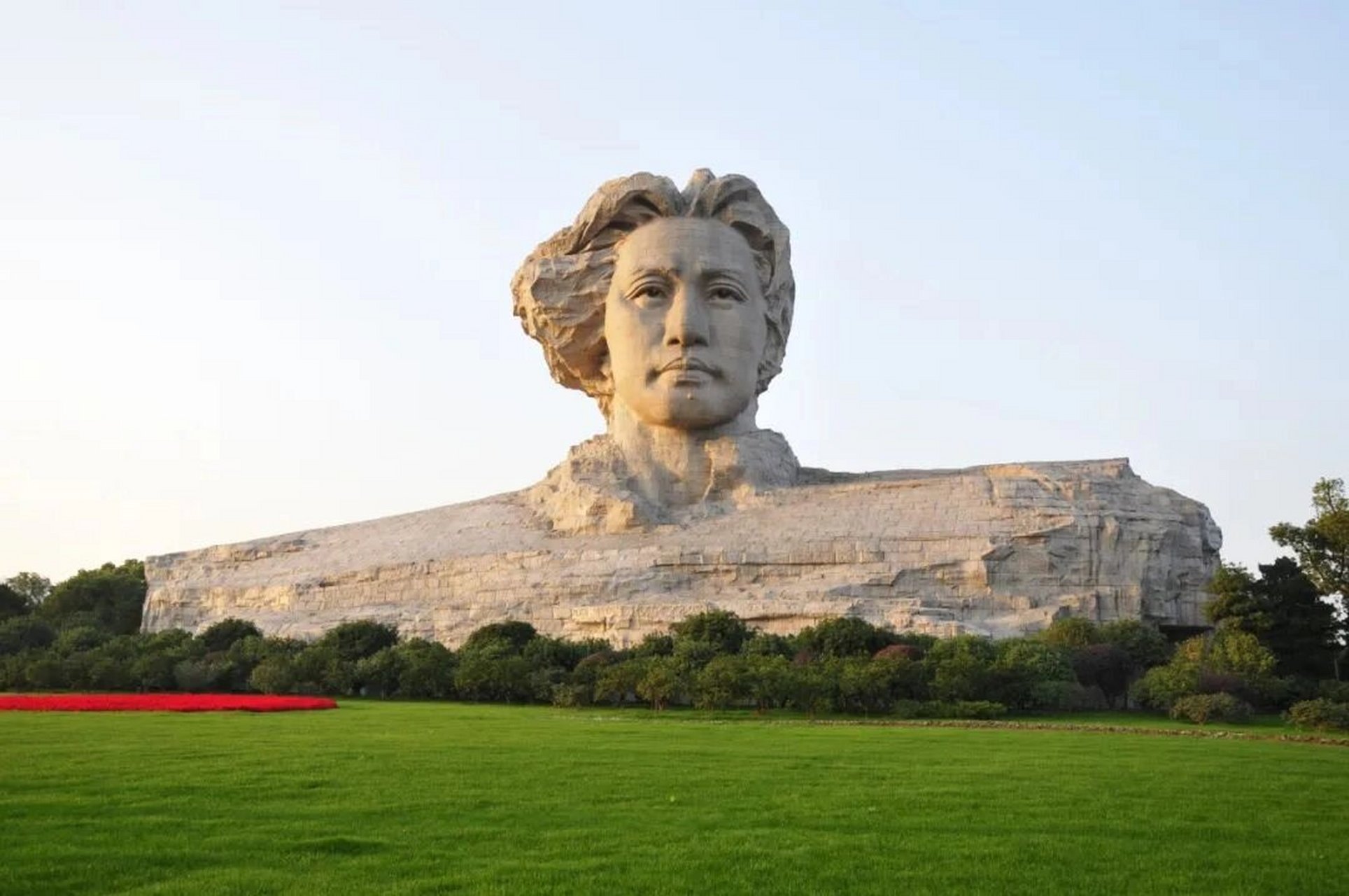 青少年时期的伟人,在著名的《沁园春长沙》中写过橘子洲:独立寒秋