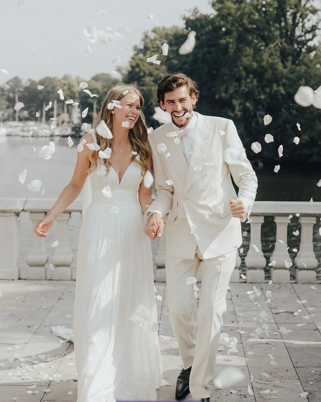 32岁的西班牙男歌手 alvaro soler(阿尔瓦罗·索勒)结婚了,在西班牙