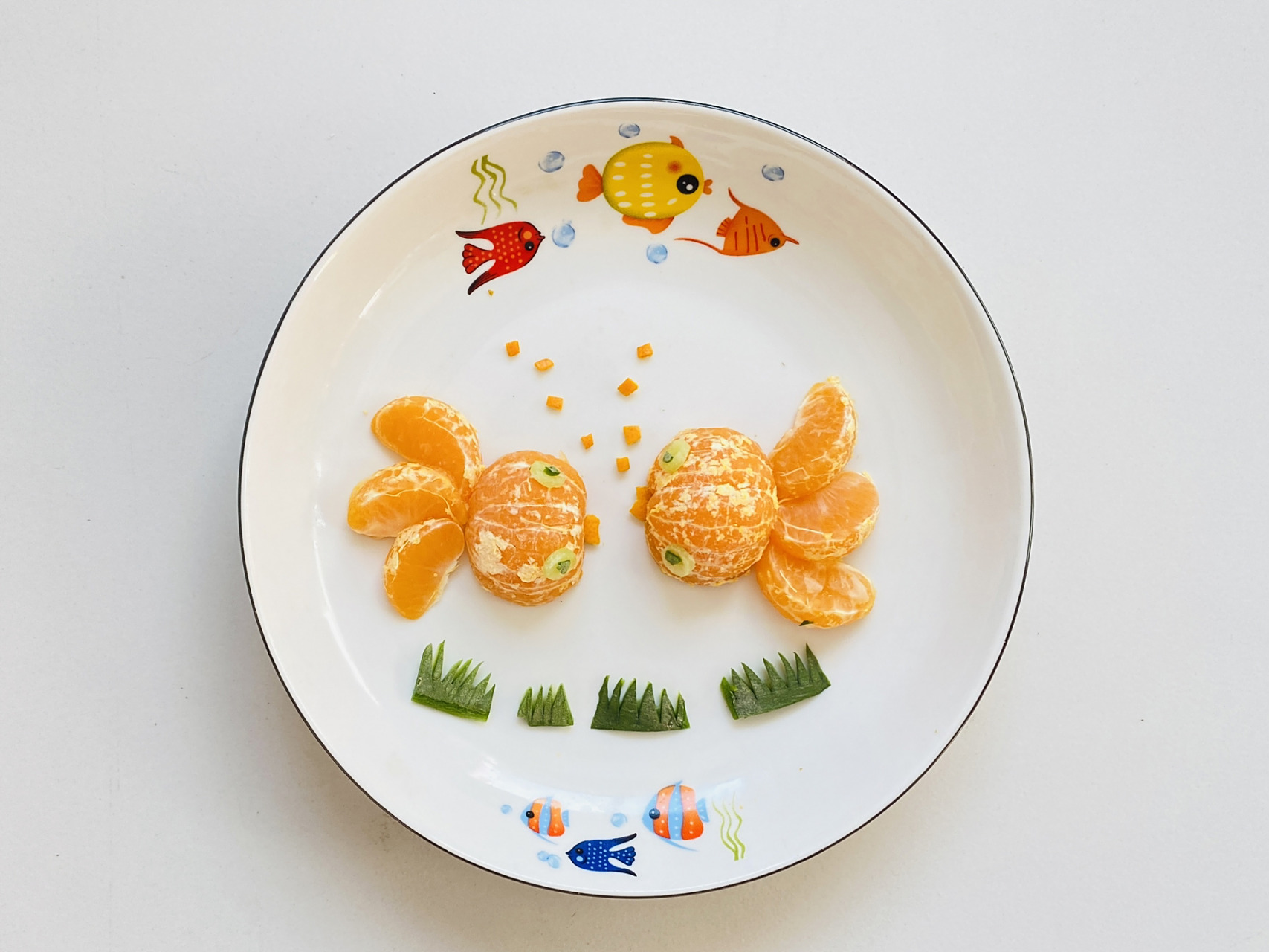 用橘子拼贴制作成的创意水果拼盘,诱人食欲,给平淡生活带来无穷的乐趣