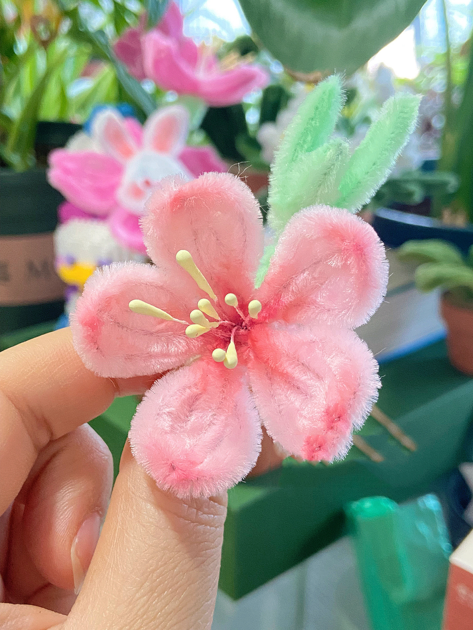 扭扭棒做了一朵超好看的桃花  准备拿来做胸花啦