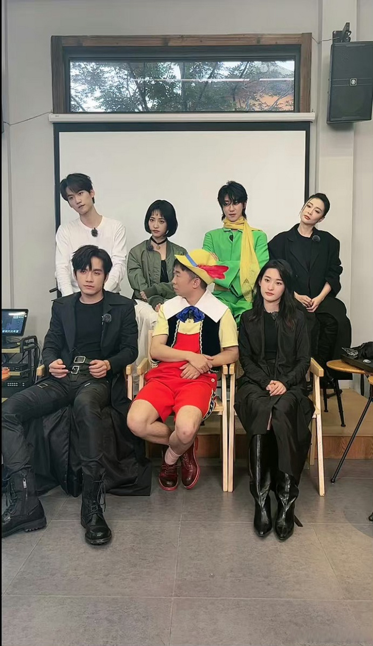 杨迪腿长vs张颜齐腿长替杨迪尴尬了 虽然这个腿长差距是很大,但是杨迪