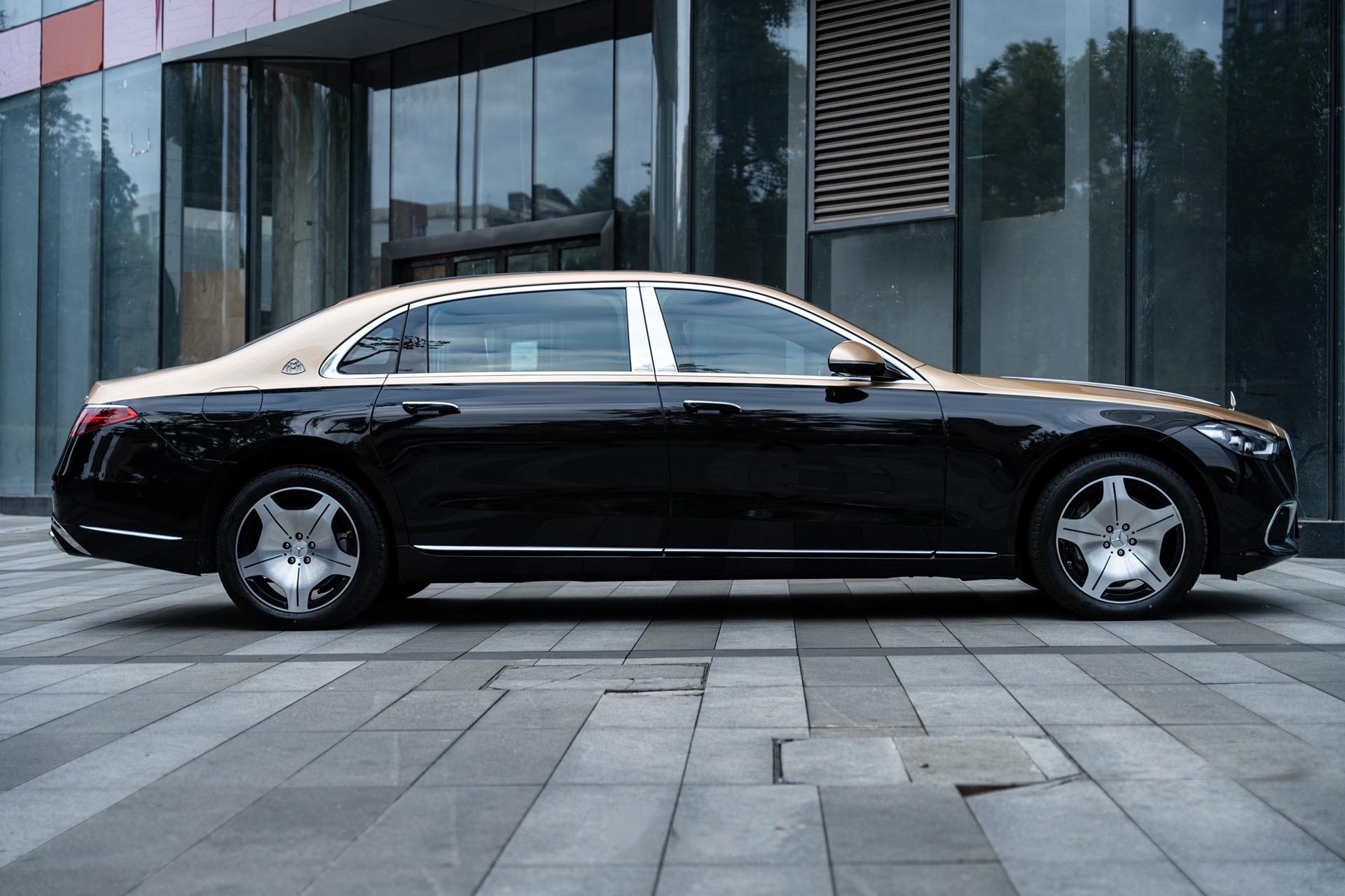 大佬座驾奔驰迈巴赫s480双拼改色太霸气.