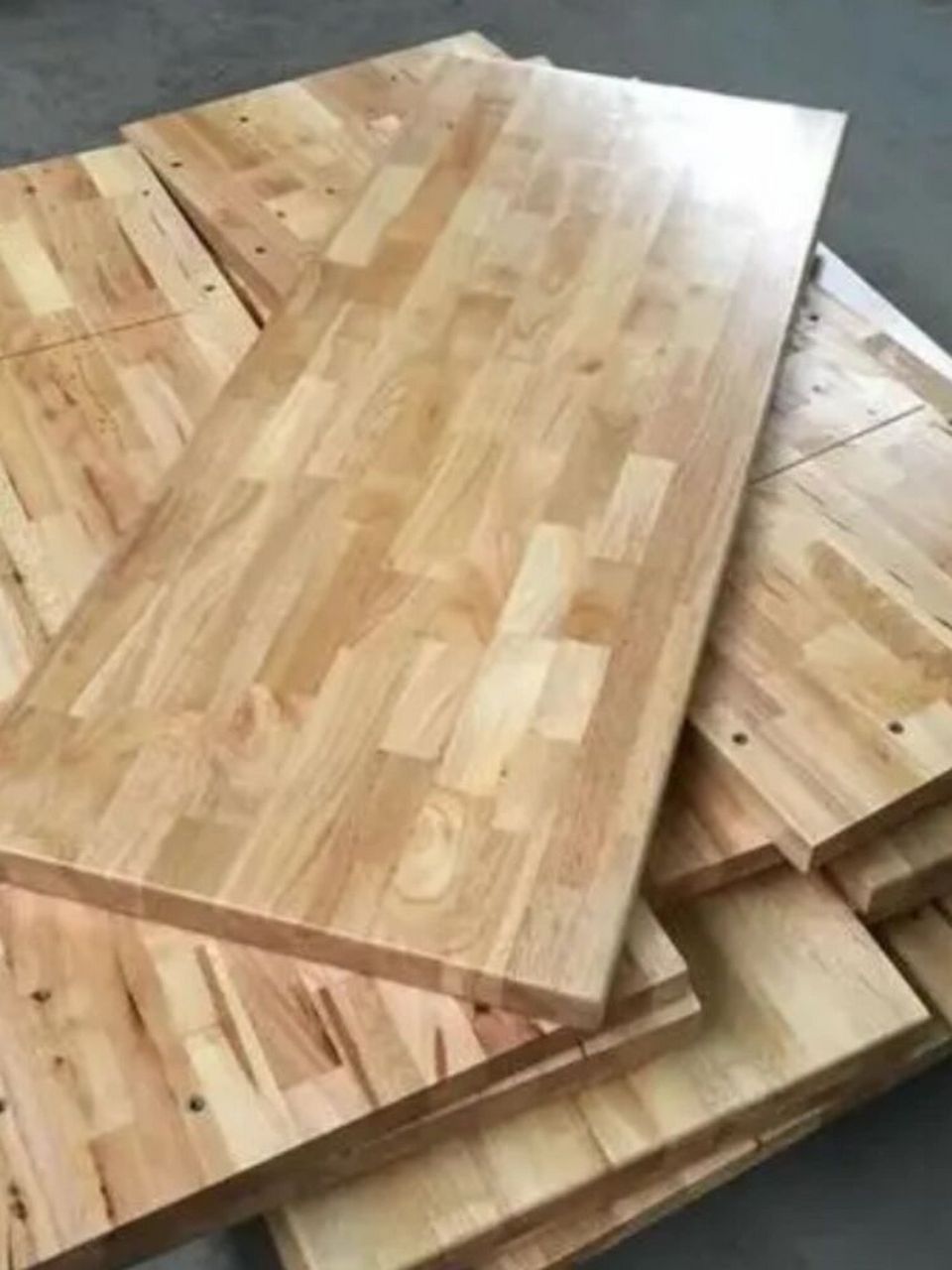 橡木与橡胶木的区别 橡木是国内中高端家具的主流用材,但是有些商家