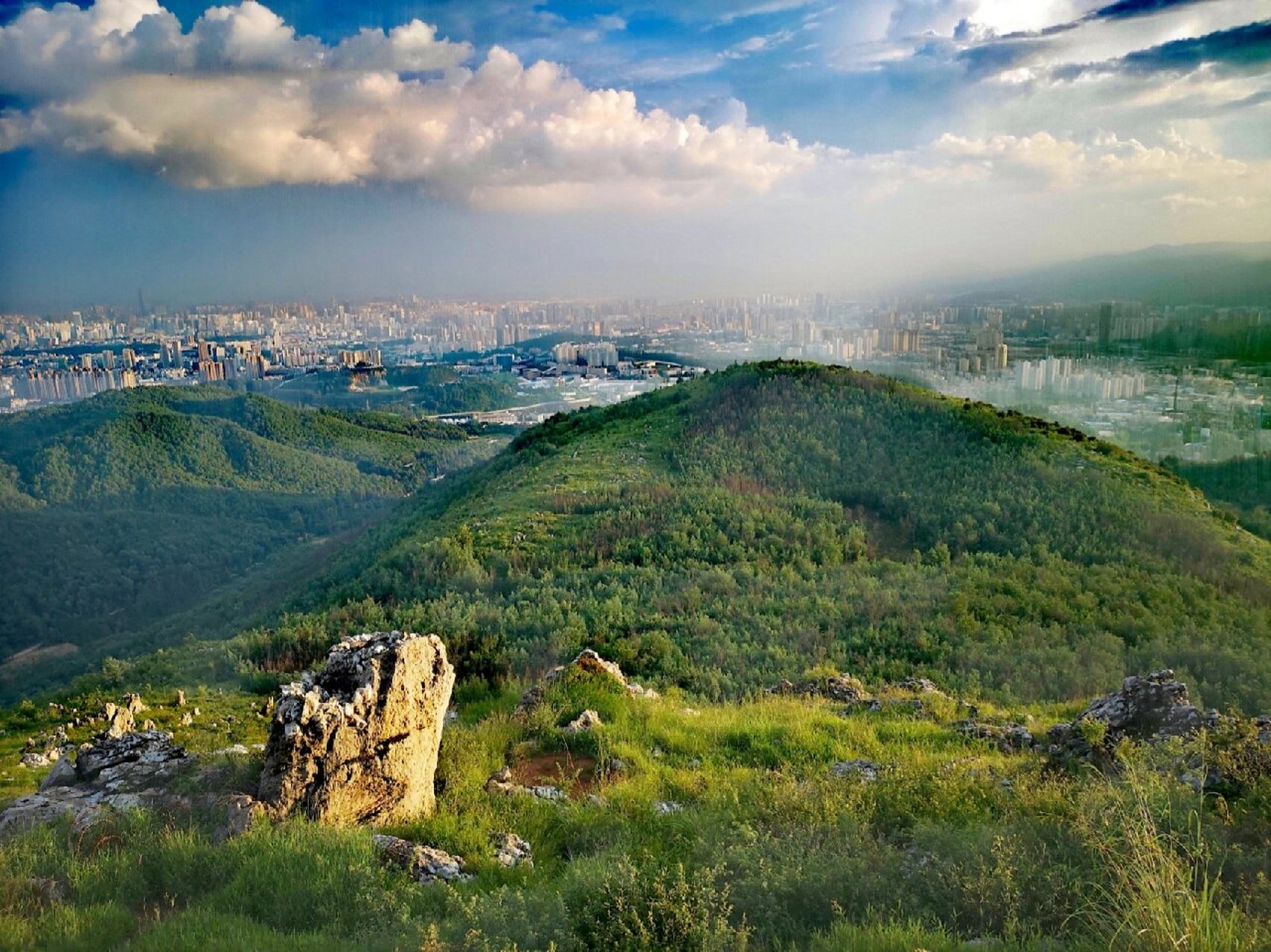 长虫山(蛇山) 又叫蛇山,是昆明市区最重要的龙脉之地,似一条石质巨蟒