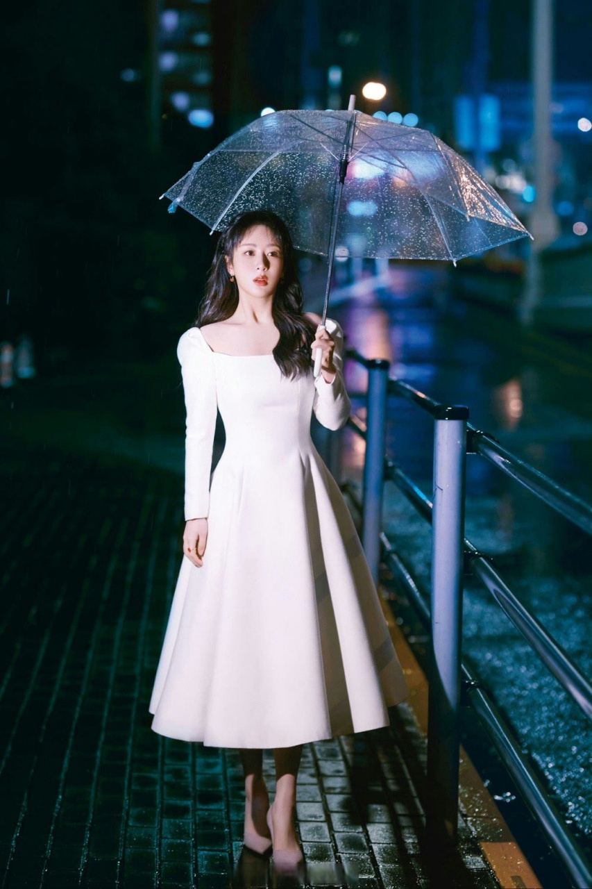 杨紫撑伞回眸#杨紫美貌也太绝了吧,眼神好干净好清澈,藏满了温柔,真