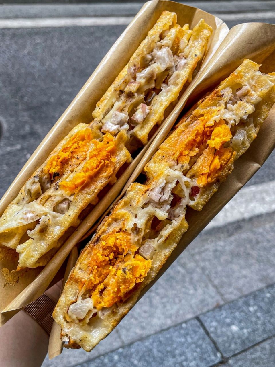 香芋咸蛋黄炉底糍绝9199 · 是台山的著名小吃,叫炉底磁~ 看着很