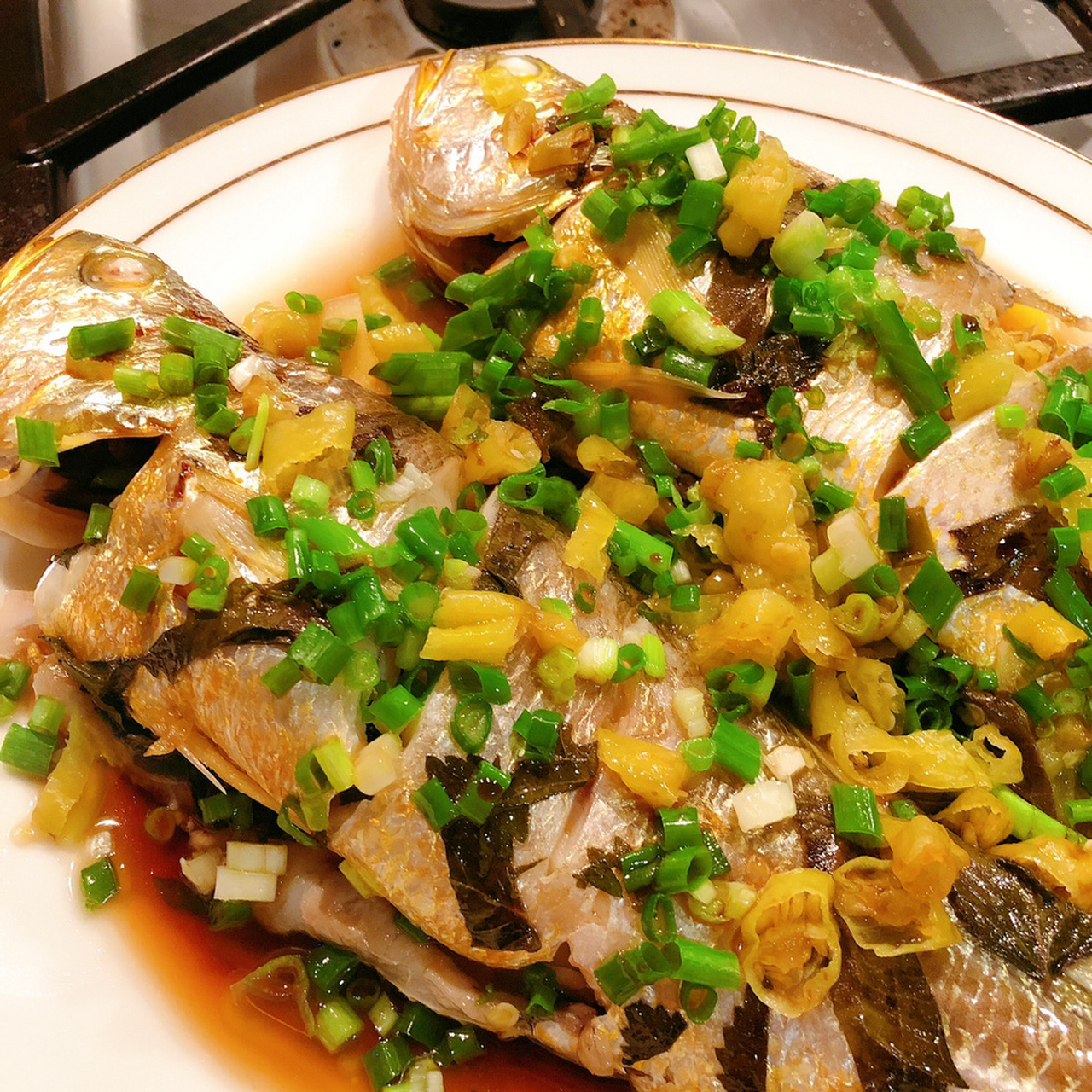 秘制葱油黄鱼 用泡椒及紫苏腌制黄鱼 是妈妈的创意 好吃的不得了!