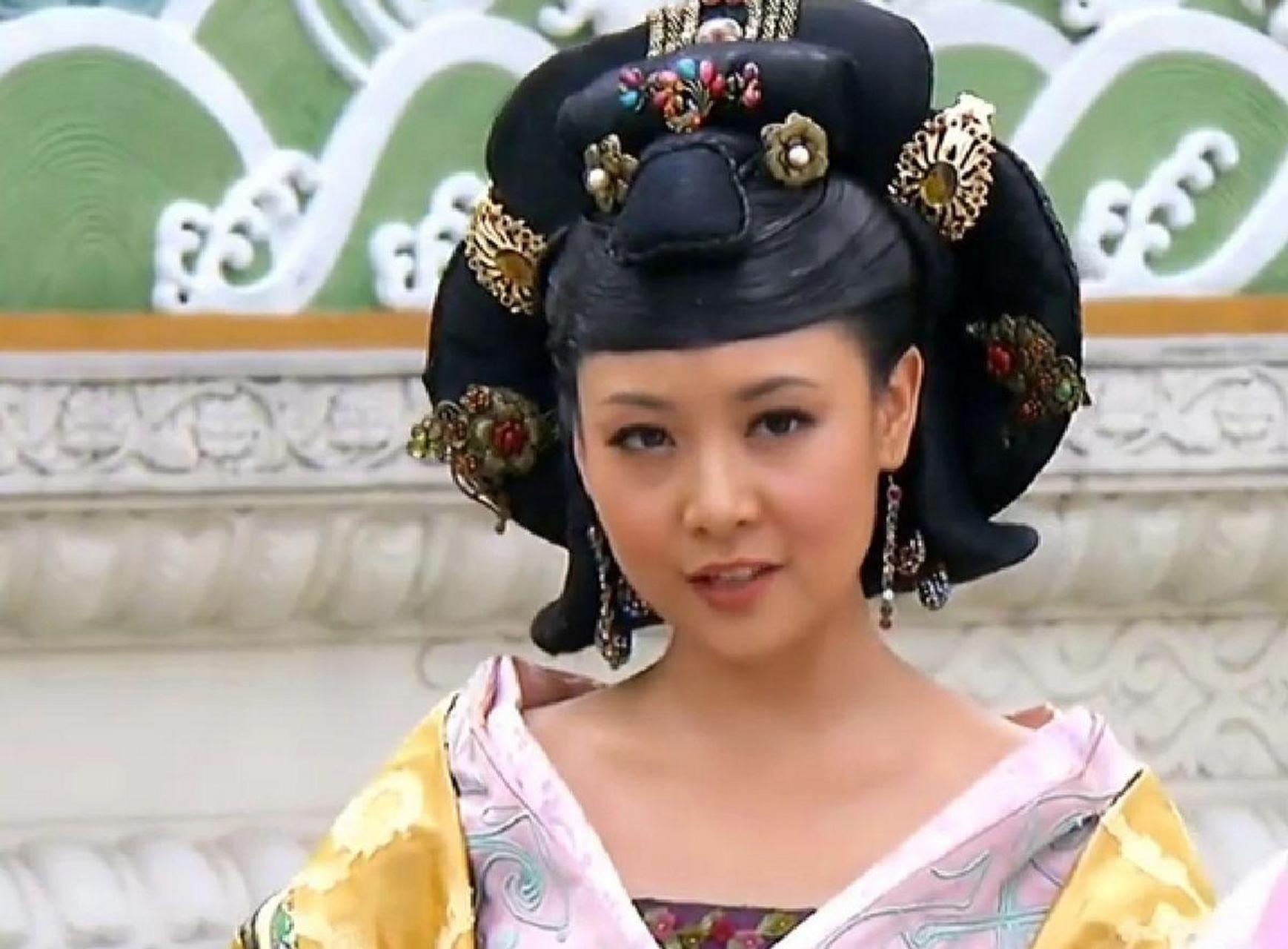 客氏,作为明熹宗朱由校的乳母,称霸朝野,毒害皇嗣,却依然深得明熹宗的