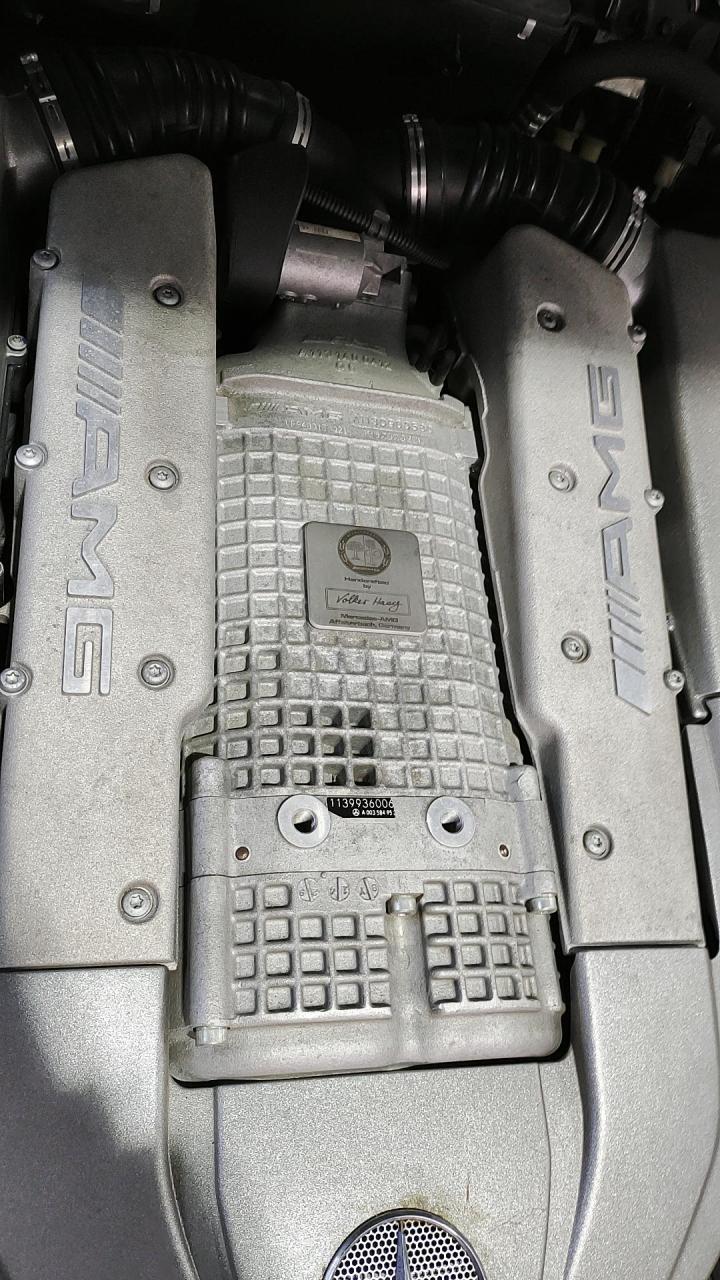 听说这款amgv8发动机上面的签名是总工程师的亲笔复刻签名,还是量产货