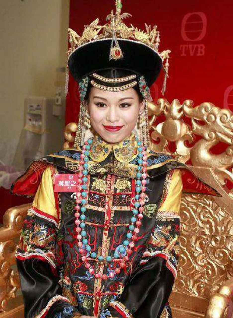 一边吐槽一边咬牙坚持看下去的宫斗剧~ tvb《万凰之王》,妆造的五颜