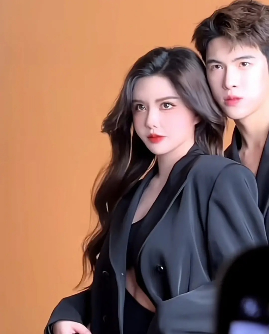 韩安冉和现任老公宋浩然同框拍大片,感觉两人都挺科技脸的[笑哭][笑哭