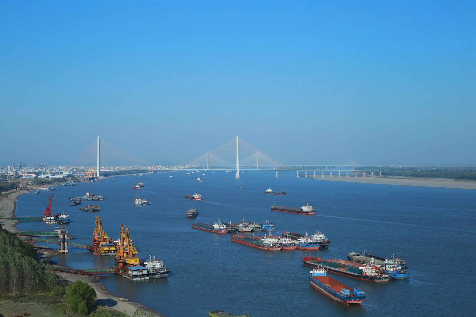 长江很蓝 九江的长江 天空是纯净的蓝,长江亦如是,坐在江边可以发呆一