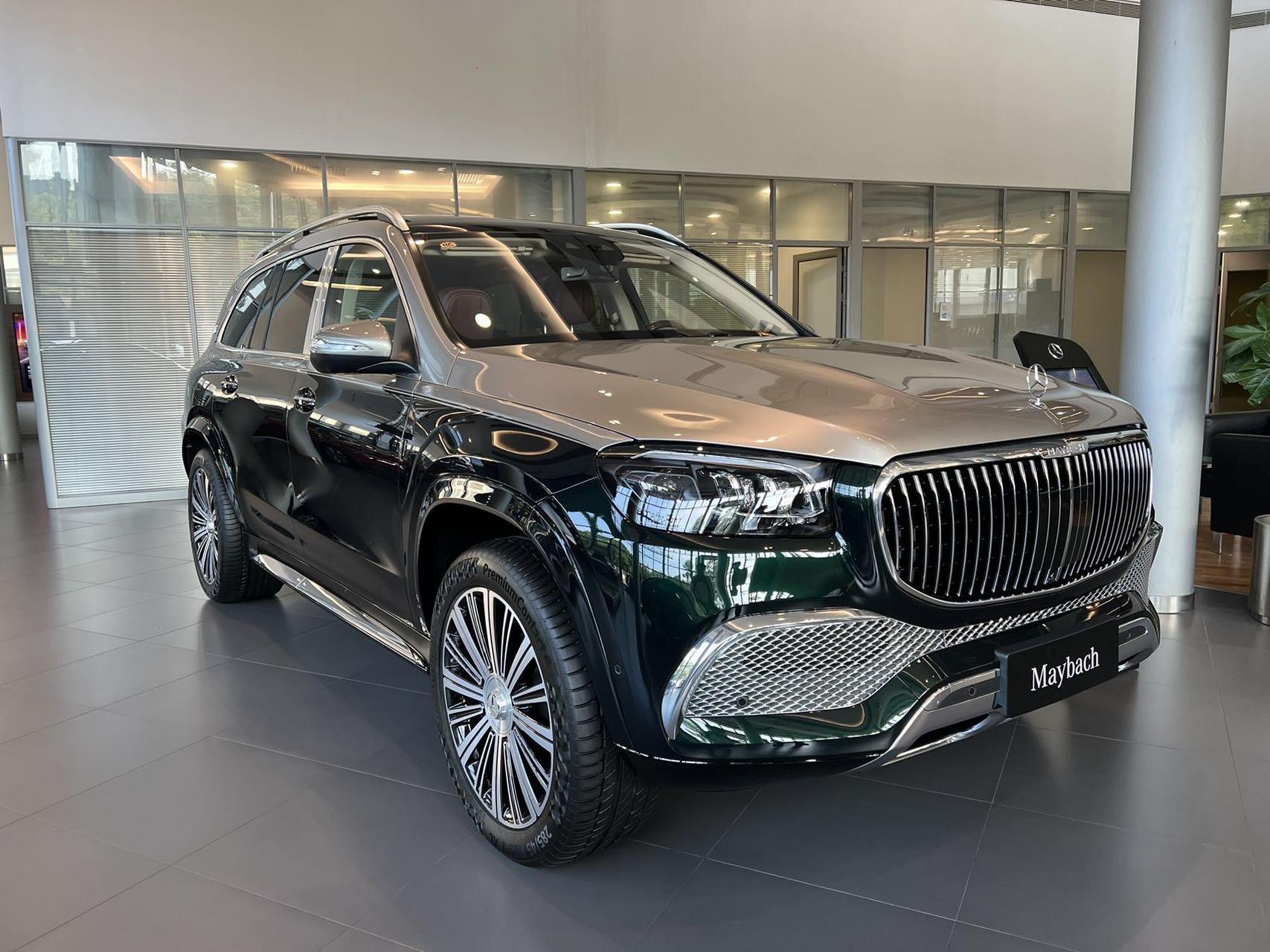 迈巴赫gls是首款立标版本的奔驰suv,两侧为几何多光束大灯,车长超过5