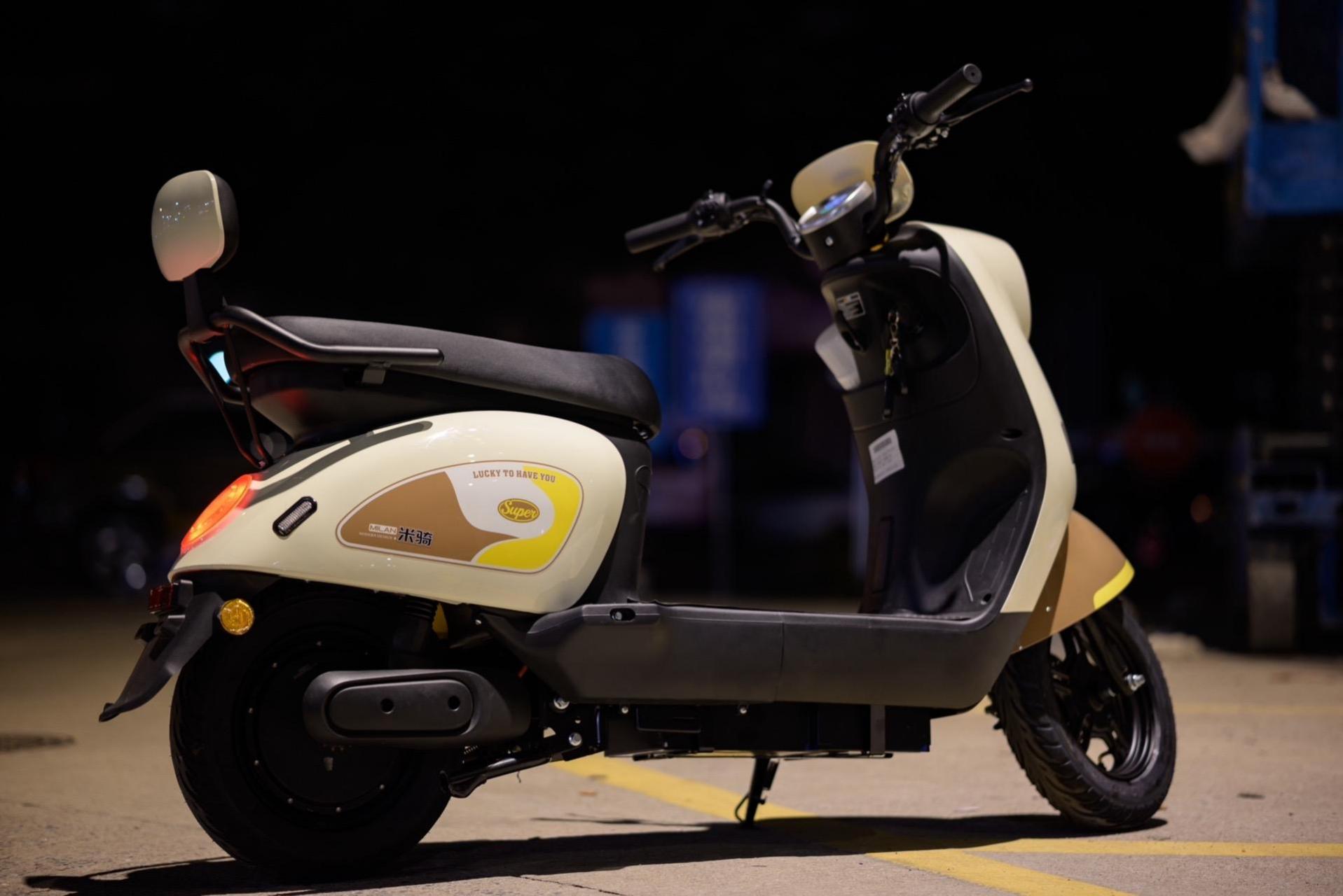 米骑小绵羊电动车.